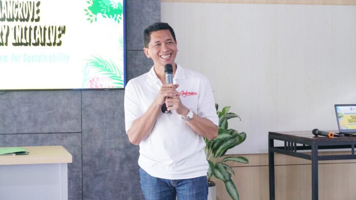 Rektor ITS Prof Dr (HC) Ir Bambang Pramujati ST MSc Eng PhD saat menyampaikan sambutan dalam kegiatan inisiasi Laboratorium Hidup KRM Surabaya. Foto: Humas ITS