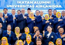 Khofifah Lantik 278 Pengurus IKA UNAIR, Alumni Diminta Tak Sekadar Kumpul Pelantikan pengurus IKA UNAIR periode 2025–2030 di Surabaya. Foto: Humas IKA UNAIR