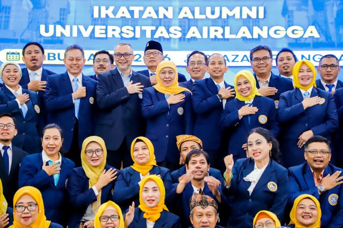 Pelantikan pengurus IKA UNAIR periode 2025–2030 di Surabaya. Foto: Humas IKA UNAIR