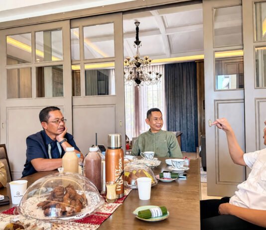 Jenguk Korban Pengeroyokan, Wagub Aceh Arahkan Massa Tahan Aksi Pertemuan Wagub Aceh dengan perwakilan masyarakat terkait kasus pengeroyokan. Foto: Polri