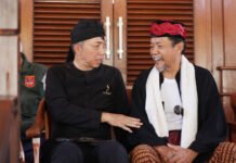 Dedie Rachim Angkat Makna Golok di Lebaran Golok, Bukan Sekadar Senjata Dedie A. Rachim berbincang dengan tokoh budaya Betawi saat menghadiri Lebaran Golok di Setu Babakan, Jakarta Selatan. Foto: Pemkot Bogor