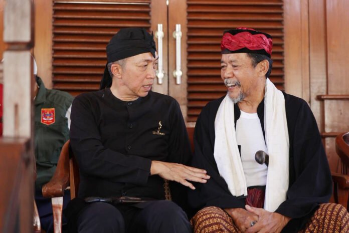 Dedie A. Rachim berbincang dengan tokoh budaya Betawi saat menghadiri Lebaran Golok di Setu Babakan, Jakarta Selatan. Foto: Pemkot Bogor