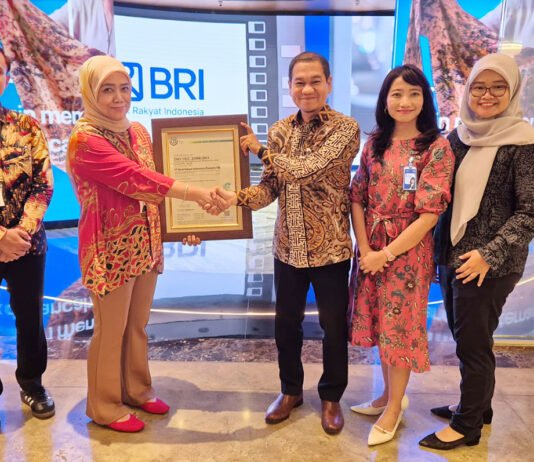 BRI Jadi Bank Pertama Kantongi ISO/IEC 25000, Fokus Tingkatkan Kualitas Aplikasi Penyerahan sertifikat ISO/IEC 25000 kepada BRI sebagai pengakuan kualitas pengelolaan perangkat lunak (Dok. BRI)