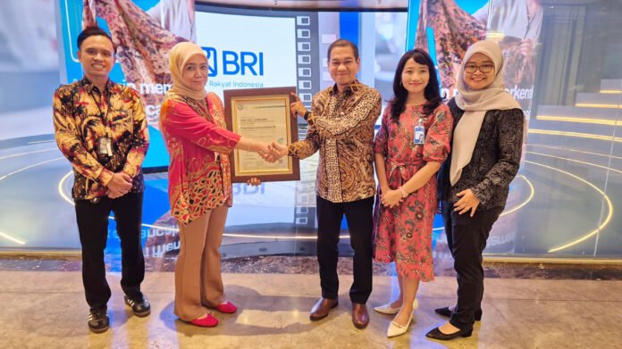 Penyerahan sertifikat ISO/IEC 25000 kepada BRI sebagai pengakuan kualitas pengelolaan perangkat lunak (Dok. BRI) Penyerahan sertifikat ISO/IEC 25000 kepada BRI sebagai pengakuan kualitas pengelolaan perangkat lunak (Dok. BRI)