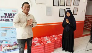 Penyerahan bantuan nasi boks program Jumat Berkah oleh BRI BO Gatot Subroto kepada panti asuhan (Dok. BRI)
