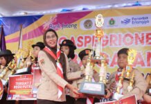 LAGASPEGRIONE 2026 Digelar di Semarang, Ajang Pramuka Sekaligus Latih Karakter Peserta menerima piala penghargaan pada penutupan LAGASPEGRIONE 2026 di SMP PGRI 1 Plus Semarang. Foto: Istimewa