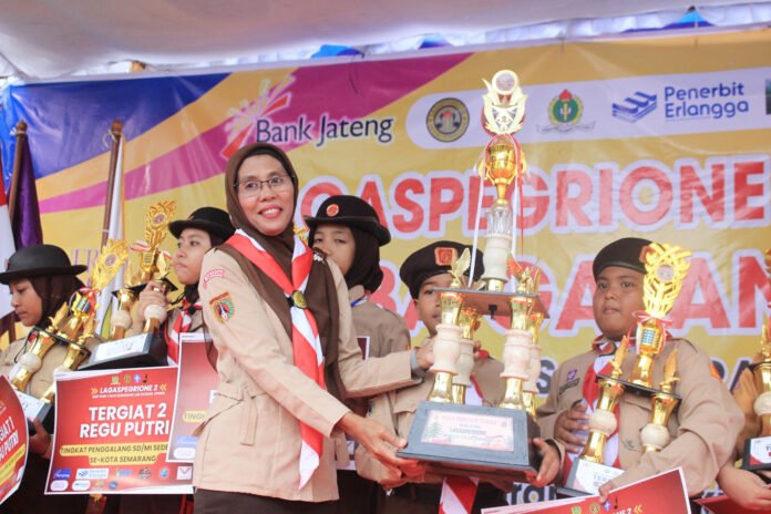 Peserta menerima piala penghargaan pada penutupan LAGASPEGRIONE 2026 di SMP PGRI 1 Plus Semarang. Foto: Istimewa