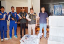 47 Ribu Benih Lobster Diselundupkan ke Serang, Polisi Bongkar Gudang dan Amankan 5 Orang Petugas menunjukkan barang bukti benih lobster hasil pengungkapan kasus. Foto: Harnas.id