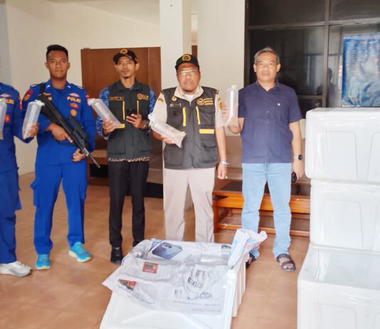 47 Ribu Benih Lobster Diselundupkan ke Serang, Polisi Bongkar Gudang dan Amankan 5 Orang Petugas menunjukkan barang bukti benih lobster hasil pengungkapan kasus. Foto: Harnas.id