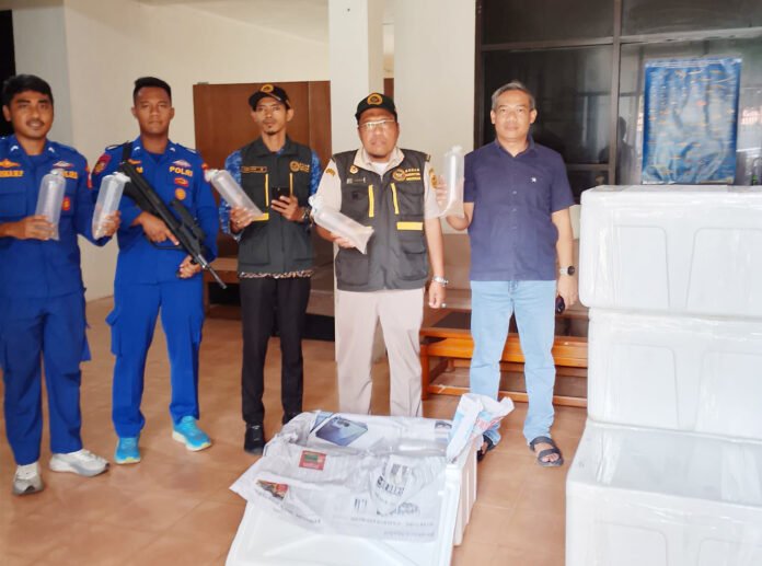 Petugas menunjukkan barang bukti benih lobster hasil pengungkapan kasus. Foto: Harnas.id