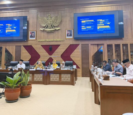 PTN Jangan Terlalu Rakus Mahasiswa, Ekosistem Kampus Dinilai Mulai Goyang Rapat Komisi X DPR RI membahas kebijakan pendidikan tinggi nasional. Foto: Harnas.id