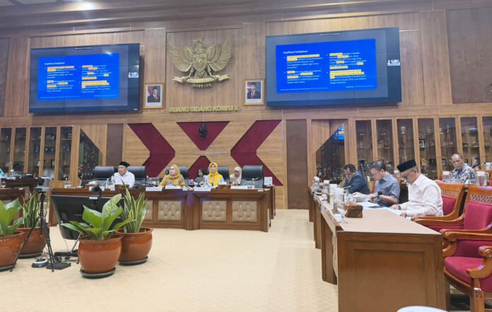 Rapat Komisi X DPR RI membahas kebijakan pendidikan tinggi nasional. Foto: Harnas.id
