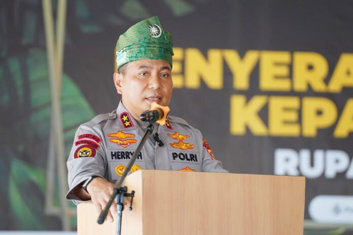 Kapolda Riau Irjen Herry Heryawan saat menyampaikan paparan terkait evaluasi keamanan Panipahan. Foto: Polri