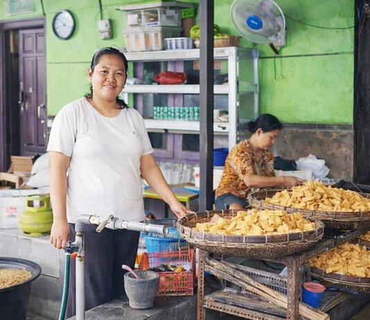 Bisa Dorong Ekonomi Keluarga, Nia Anggraini dan Usaha Tahu yang Tumbuh Bersama PNM Mekaar dan BRI Produksi tahu rumahan yang dikelola pelaku UMKM di Kartasura. Foto: Humas BRI