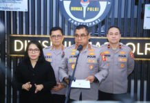 Sindikat Phishing Dibongkar, Bareskrim Polri Ungkap Bisnis Gelap Rp25 Miliar dari Balik Layar Kadivhumas Polri Irjen Pol. Johnny Eddizon Isir saat memberikan keterangan pers terkait pengungkapan kasus phishing. Foto: Polri