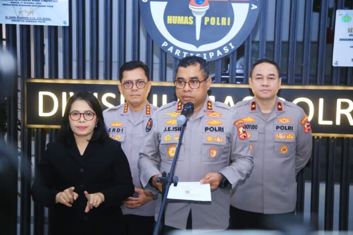 Kadivhumas Polri Irjen Pol. Johnny Eddizon Isir saat memberikan keterangan pers terkait pengungkapan kasus phishing. Foto: Polri