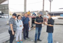 ITS Dorong Industri Lebih Presisi Lewat Sistem Deteksi Cacat Berbasis AI Dr Yustina Suhandini Tjahjaningsih ST MT menunjukkan cara kerja aplikasi SDD di PT Amak Firdaus Utomo, lokasi uji coba implementasi sistem yang dikembangkannya. Foto: Humas ITS