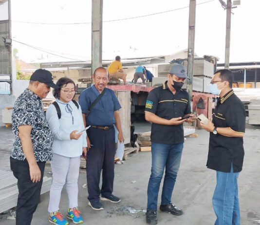 ITS Dorong Industri Lebih Presisi Lewat Sistem Deteksi Cacat Berbasis AI Dr Yustina Suhandini Tjahjaningsih ST MT menunjukkan cara kerja aplikasi SDD di PT Amak Firdaus Utomo, lokasi uji coba implementasi sistem yang dikembangkannya. Foto: Humas ITS