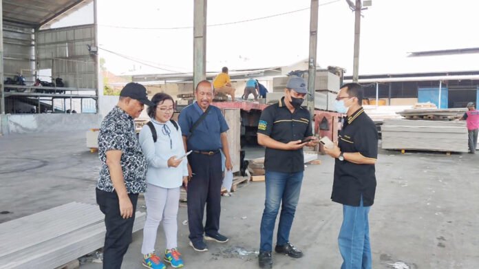 Dr Yustina Suhandini Tjahjaningsih ST MT menunjukkan cara kerja aplikasi SDD di PT Amak Firdaus Utomo, lokasi uji coba implementasi sistem yang dikembangkannya. Foto: Humas ITS