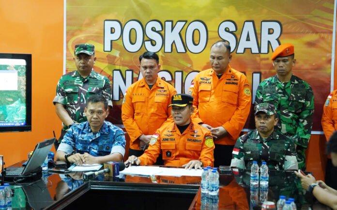 Paparan operasi pencarian helikopter Airbus H130 PK-CFX oleh jajaran TNI bersama tim SAR gabungan di Sekadau, Kalimantan Barat. Foto: Pendam XII/Tpr