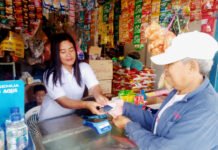 Dari Warung Sembako ke Ribuan Transaksi: Perempuan Palembang Ini “Naik Kelas” Lewat BRILink Agen BRILink perempuan di Palembang melayani transaksi keuangan warga di kios usahanya. Foto: Humas BRI