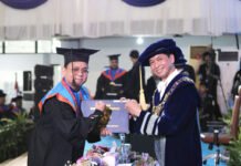 1.770 Lulusan Institut Teknologi Sepuluh Nopember Dilepas, Kampus Kirim Sinyal Siap Adu Kualitas Global Penyerahan ijazah oleh Rektor ITS Prof Ir Bambang Pramujati ST MScEng PhD kepada salah satu wisudawan dari Departemen Teknik Infrastruktur Sipil ITS Gandhi Kesuma (dok: Humas ITS)