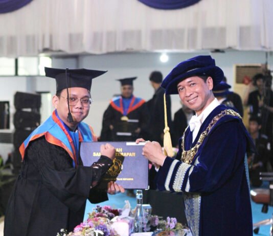 1.770 Lulusan Institut Teknologi Sepuluh Nopember Dilepas, Kampus Kirim Sinyal Siap Adu Kualitas Global Penyerahan ijazah oleh Rektor ITS Prof Ir Bambang Pramujati ST MScEng PhD kepada salah satu wisudawan dari Departemen Teknik Infrastruktur Sipil ITS Gandhi Kesuma (dok: Humas ITS)
