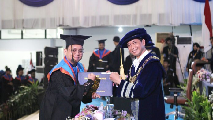 Penyerahan ijazah oleh Rektor ITS Prof Ir Bambang Pramujati ST MScEng PhD kepada salah satu wisudawan dari Departemen Teknik Infrastruktur Sipil ITS Gandhi Kesuma (dok: Humas ITS)