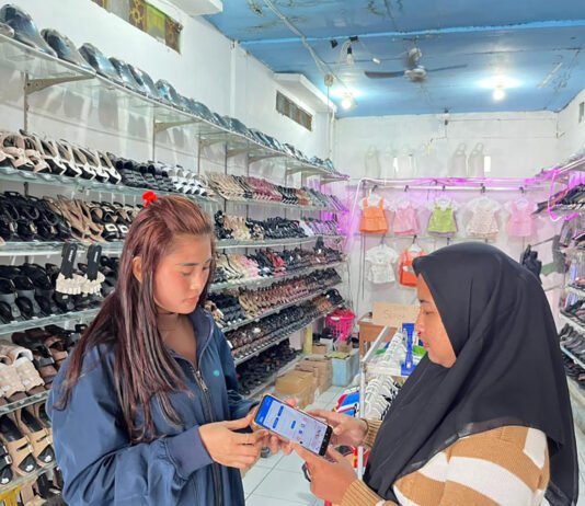 Dari Mekaar ke BRILink, Perempuan Bojonegoro Ini Buktikan Modal Kecil Bisa Jadi Jalan Cuan Nasabah PNM Mekaar yang mengembangkan usaha sekaligus menjadi agen BRILink di Bojonegoro. Foto: Humas BRI