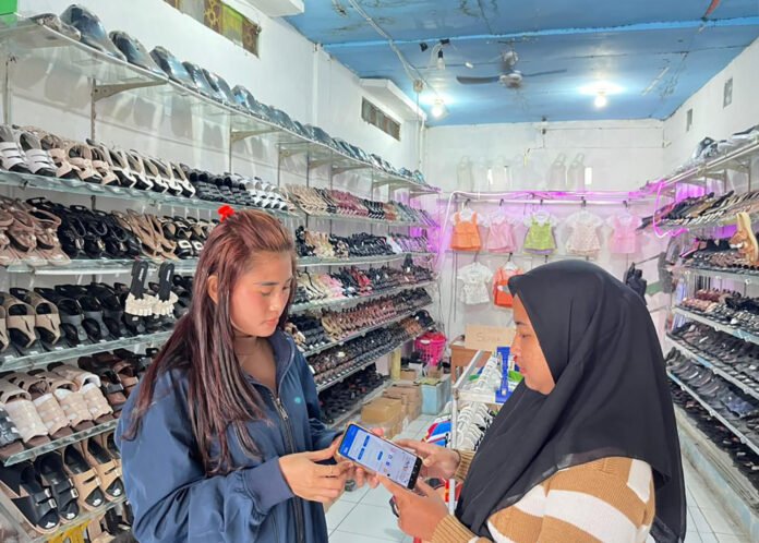 Nasabah PNM Mekaar yang mengembangkan usaha sekaligus menjadi agen BRILink di Bojonegoro. Foto: Humas BRI