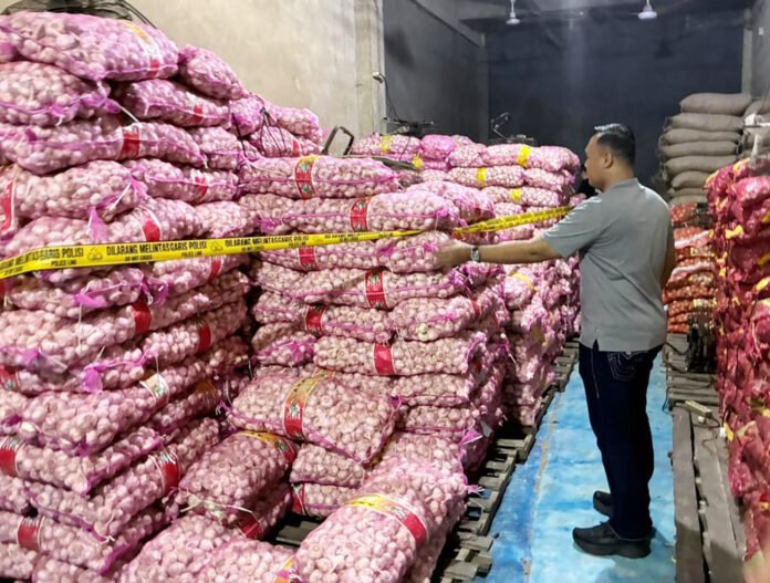 Barang bukti bawang dan cabai hasil penyelundupan yang diamankan di Pontianak. Foto: Polri