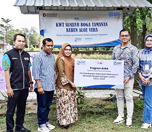 Perempuan Sleman Berdaya Lewat Budidaya Lidah Buaya, KWT Sumber Boga Tamanan Tumbuh dengan Dukungan BRI Aktivitas anggota KWT Sumber Boga Tamanan mengolah lidah buaya menjadi produk bernilai jual. Foto: Humas BRI
