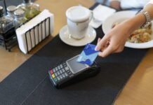 Promo Cashback Kartu Kredit BRI Jadi Andalan Liburan Hemat ke Luar Negeri Ilustrasi transaksi kartu kredit BRI untuk kebutuhan perjalanan luar negeri. Foto: Humas BRI