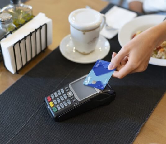 Promo Cashback Kartu Kredit BRI Jadi Andalan Liburan Hemat ke Luar Negeri Ilustrasi transaksi kartu kredit BRI untuk kebutuhan perjalanan luar negeri. Foto: Humas BRI