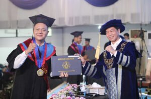 Wisudawan termuda pada Wisuda ke-133 ITS Rochman Sugiarto (kiri) saat menerima ijazah dari Rektor ITS Prof Dr (HC) Ir Bambang Pramujati ST MScEng PhD. Foto: Humas ITS