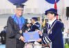 Jejak Wisudawan Termuda dan Tertua Torehkan Prestasi Akademik di Wisuda ke-133 ITS Wisudawan tertua Siens Harianto saat menerima ijazah dari Rektor ITS Prof Dr (HC) Ir Bambang Pramujati ST MScEng PhD pada Wisuda ke-133 ITS. Foto: Humas ITS