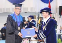 Jejak Wisudawan Termuda dan Tertua Torehkan Prestasi Akademik di Wisuda ke-133 ITS Wisudawan tertua Siens Harianto saat menerima ijazah dari Rektor ITS Prof Dr (HC) Ir Bambang Pramujati ST MScEng PhD pada Wisuda ke-133 ITS. Foto: Humas ITS
