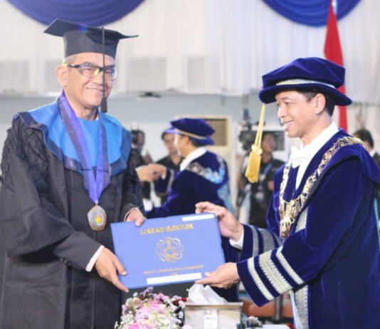 Jejak Wisudawan Termuda dan Tertua Torehkan Prestasi Akademik di Wisuda ke-133 ITS Wisudawan tertua Siens Harianto saat menerima ijazah dari Rektor ITS Prof Dr (HC) Ir Bambang Pramujati ST MScEng PhD pada Wisuda ke-133 ITS. Foto: Humas ITS