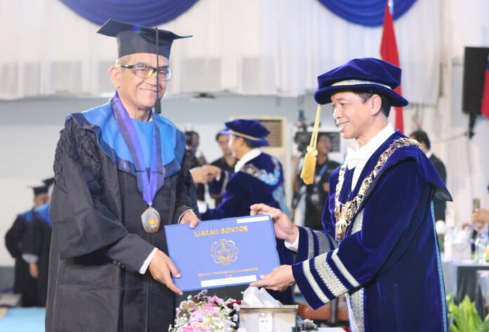 Wisudawan tertua Siens Harianto saat menerima ijazah dari Rektor ITS Prof Dr (HC) Ir Bambang Pramujati ST MScEng PhD pada Wisuda ke-133 ITS. Foto: Humas ITS