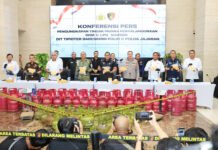 13 Hari, 330 Tersangka: Polri Bongkar Praktik Penyalahgunaan BBM dan LPG Subsidi Konferensi pers pengungkapan kasus penyalahgunaan BBM dan LPG subsidi oleh Bareskrim Polri. Foto: Humas Polri