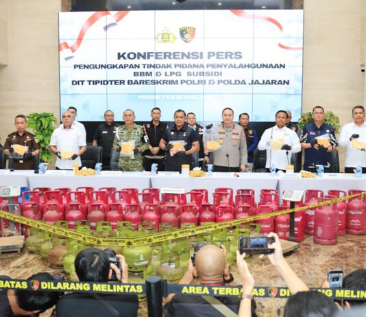 13 Hari, 330 Tersangka: Polri Bongkar Praktik Penyalahgunaan BBM dan LPG Subsidi Konferensi pers pengungkapan kasus penyalahgunaan BBM dan LPG subsidi oleh Bareskrim Polri. Foto: Humas Polri