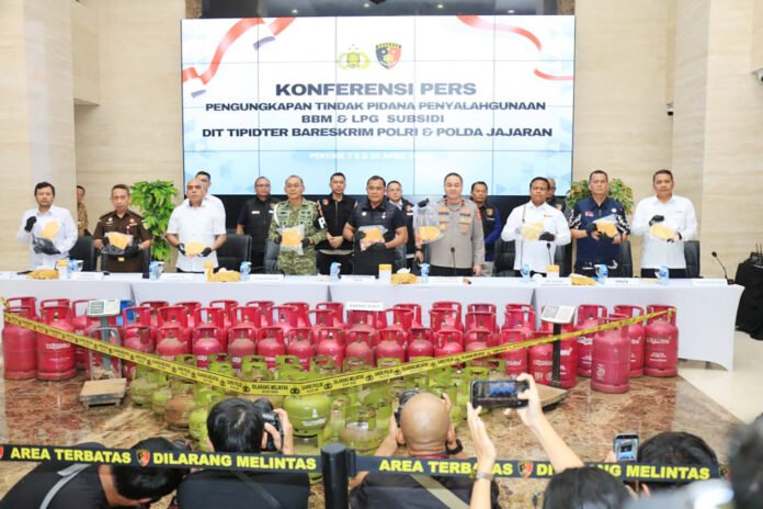 Konferensi pers pengungkapan kasus penyalahgunaan BBM dan LPG subsidi oleh Bareskrim Polri. Foto: Humas Polri