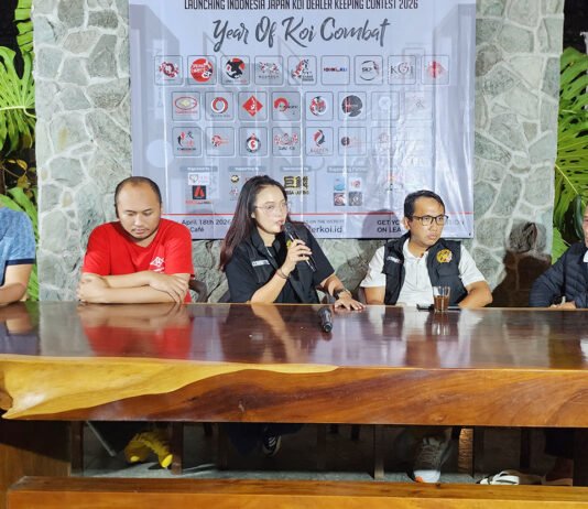 Peluncuran IJKD 2026-2027 Usung Tema Year of Koi Combat, Mega Jumbo Indonesia Ambil Peran Sponsor Utama Dari kiri ke kanan: Sugiyarto Budiono (Jakarta Koi Center), Ivo Tandhi (Mega Jumbo Indonesia), Arinda Casni (Ketua Panitia IJKD), Soralokita (Ketua Yayasan Ikan Koi Indonesia), Rekso (Yamagen Koi Center) dalam konferensi pers peluncuran IJKD 2026–2027 di Belanova Sentul, Sabtu (18/04/2026). Foto: Dok. Harnas.id/US