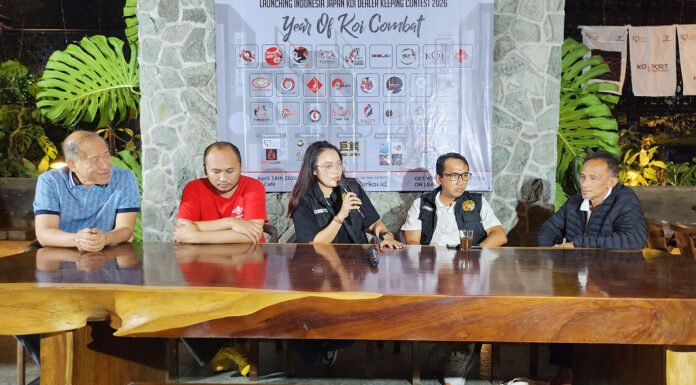 Peluncuran IJKD 2026-2027 Usung Tema Year of Koi Combat, Mega Jumbo Indonesia Ambil Peran Sponsor Utama Dari kiri ke kanan: Sugiyarto Budiono (Jakarta Koi Center), Ivo Tandhi (Mega Jumbo Indonesia), Arinda Casni (Ketua Panitia IJKD), Soralokita (Ketua Yayasan Ikan Koi Indonesia), Rekso (Yamagen Koi Center) dalam konferensi pers peluncuran IJKD 2026–2027 di Belanova Sentul, Sabtu (18/04/2026). Foto: Dok. Harnas.id/US