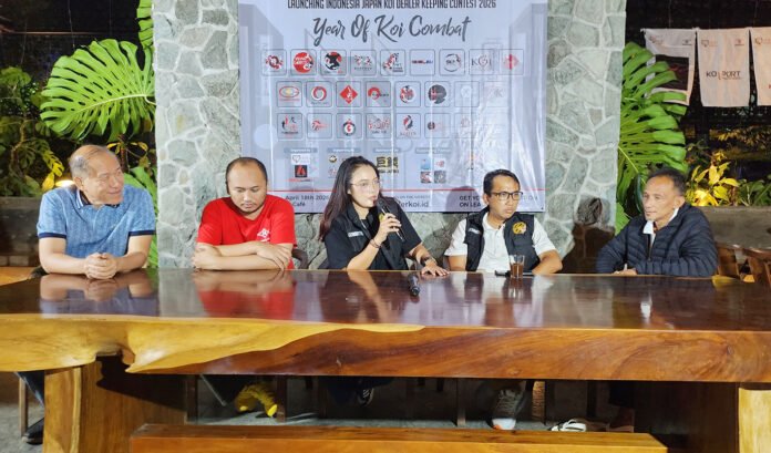 Dari kiri ke kanan: Sugiyarto Budiono (Jakarta Koi Center), Ivo Tandhi (Mega Jumbo Indonesia), Arinda Casni (Ketua Panitia IJKD), Soralokita (Ketua Yayasan Ikan Koi Indonesia), Rekso (Yamagen Koi Center) dalam konferensi pers peluncuran IJKD 2026–2027 di Belanova Sentul, Sabtu (18/04/2026). Foto: Dok. Harnas.id/US