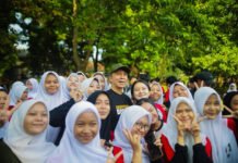 Bersih-bersih di Taman Heulang, Pelajar Turun Tangan, Wali Kota Ikut Nyemplung Pelajar dan Wali Kota Bogor bersih-bersih di kawasan Taman Heulang. Foto: Pemkot Bogor