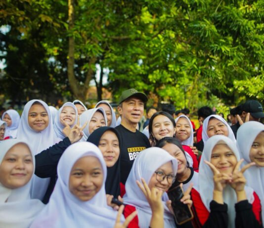 Bersih-bersih di Taman Heulang, Pelajar Turun Tangan, Wali Kota Ikut Nyemplung Pelajar dan Wali Kota Bogor bersih-bersih di kawasan Taman Heulang. Foto: Pemkot Bogor