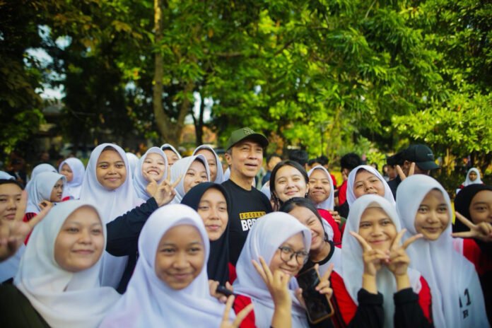 Pelajar dan Wali Kota Bogor bersih-bersih di kawasan Taman Heulang. Foto: Pemkot Bogor