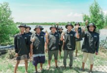 Hari Bumi di Pesisir Bekasi: BRI Tanam Mangrove, Antisipasi Abrasi Tak Cukup Sekadar Wacana Penanaman mangrove oleh BRI Peduli di pesisir Muara Gembong Bekasi. Foto: Humas BRI