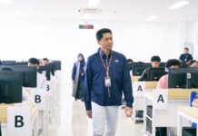 Hari Pertama UTBK di ITS: Rektor Turun Langsung, Peserta Ribuan, Sistem Diuji Sejak Pagi Rektor ITS Prof Dr (HC) Ir Bambang Pramujati ST MSc Eng PhD saat meninjau pelaksanaan UTBK hari pertama di Gedung Tower 1 ITS. Foto: Humas ITS